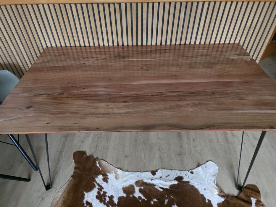 Трапезна маса от масивно дърво