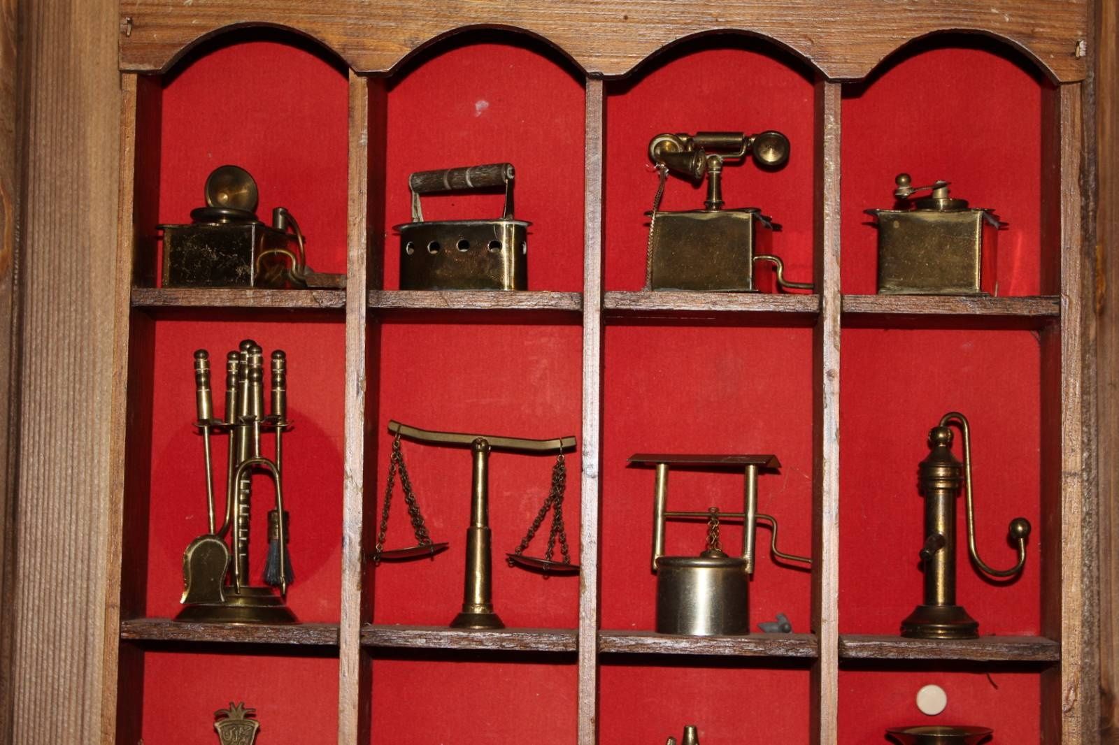 Уникална колекция стари бронзови миниатюри в стилен шкаф лавица.
