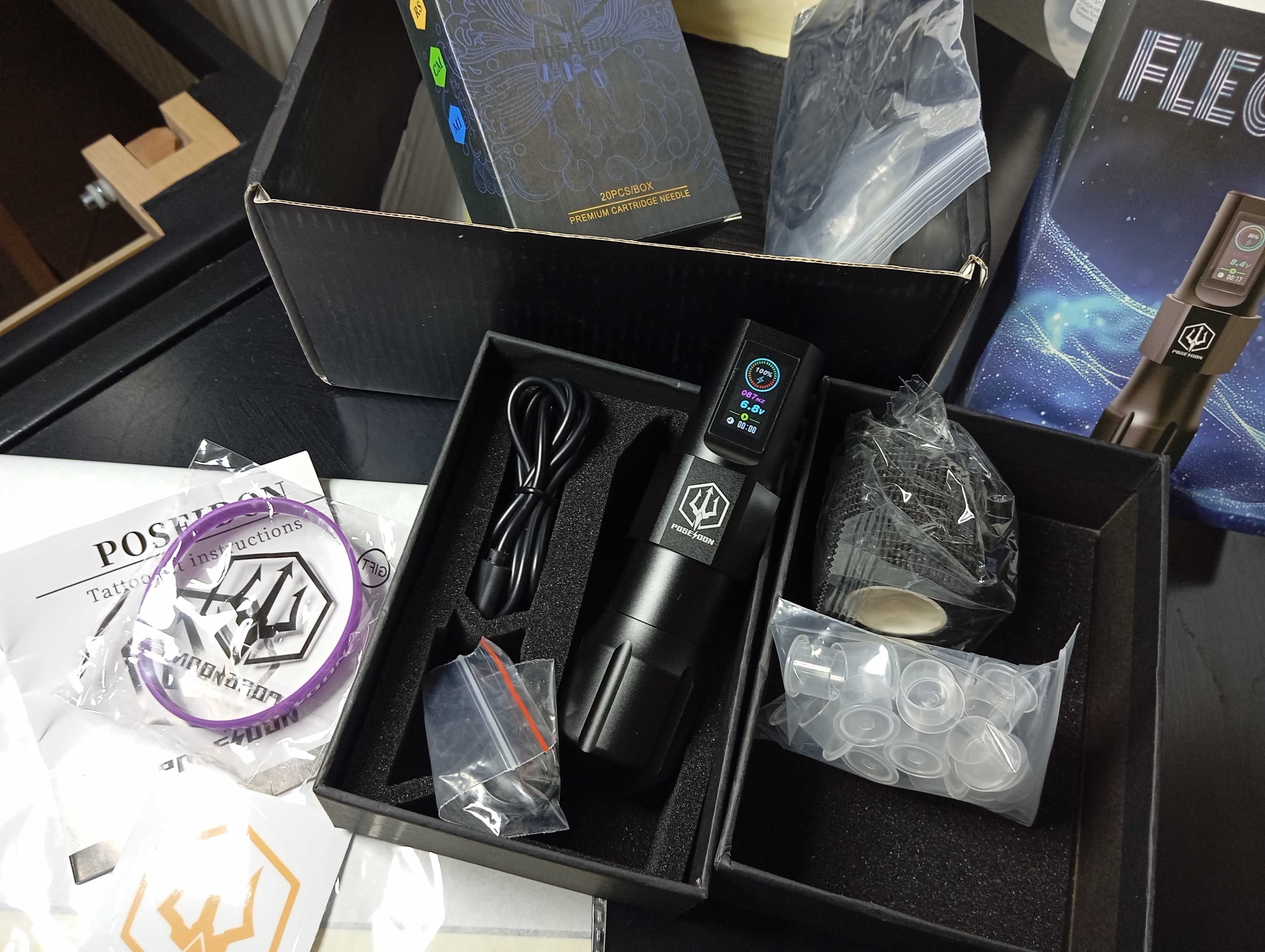 Kit Poseidon 2 NOU, aparat de tatuat wireless cu 20 ace plus accesorii