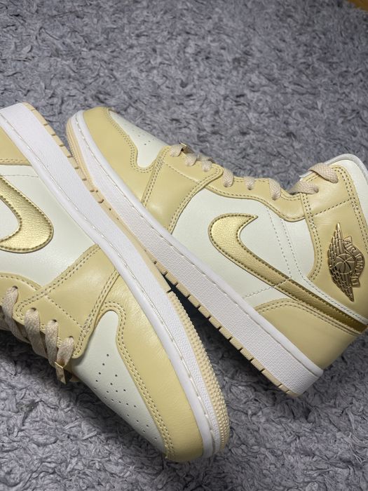 Air Jordan 1 Mid "Pale Vanilla"