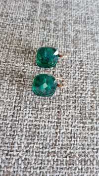 Обеци и пръстени със изумрудено зелени кристали