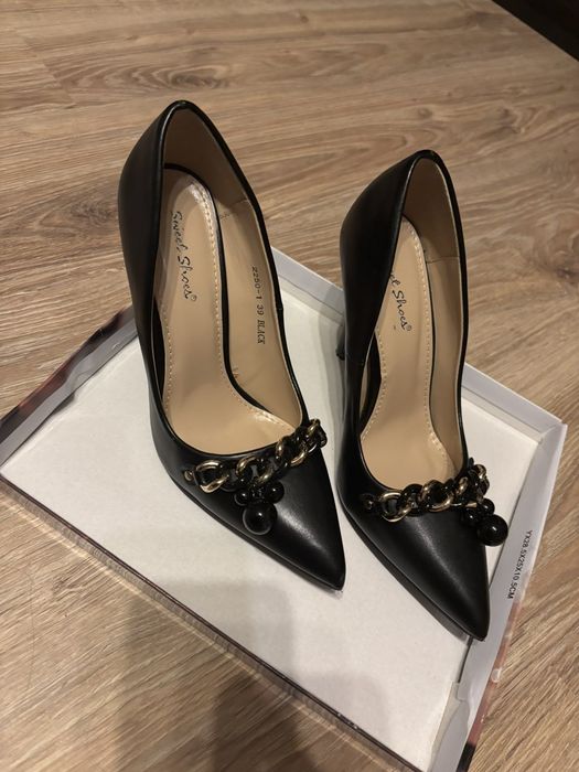 Дамски обувки на висок ток