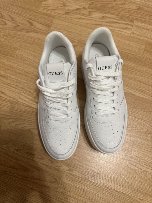 Обувки с висока платформа Guess