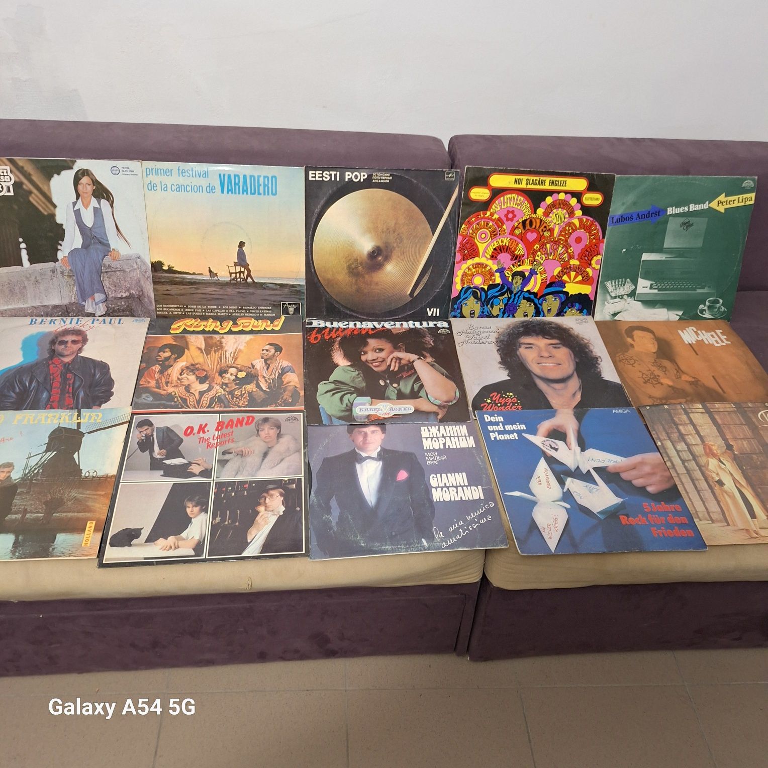 Vând discuri vinil super oferta.