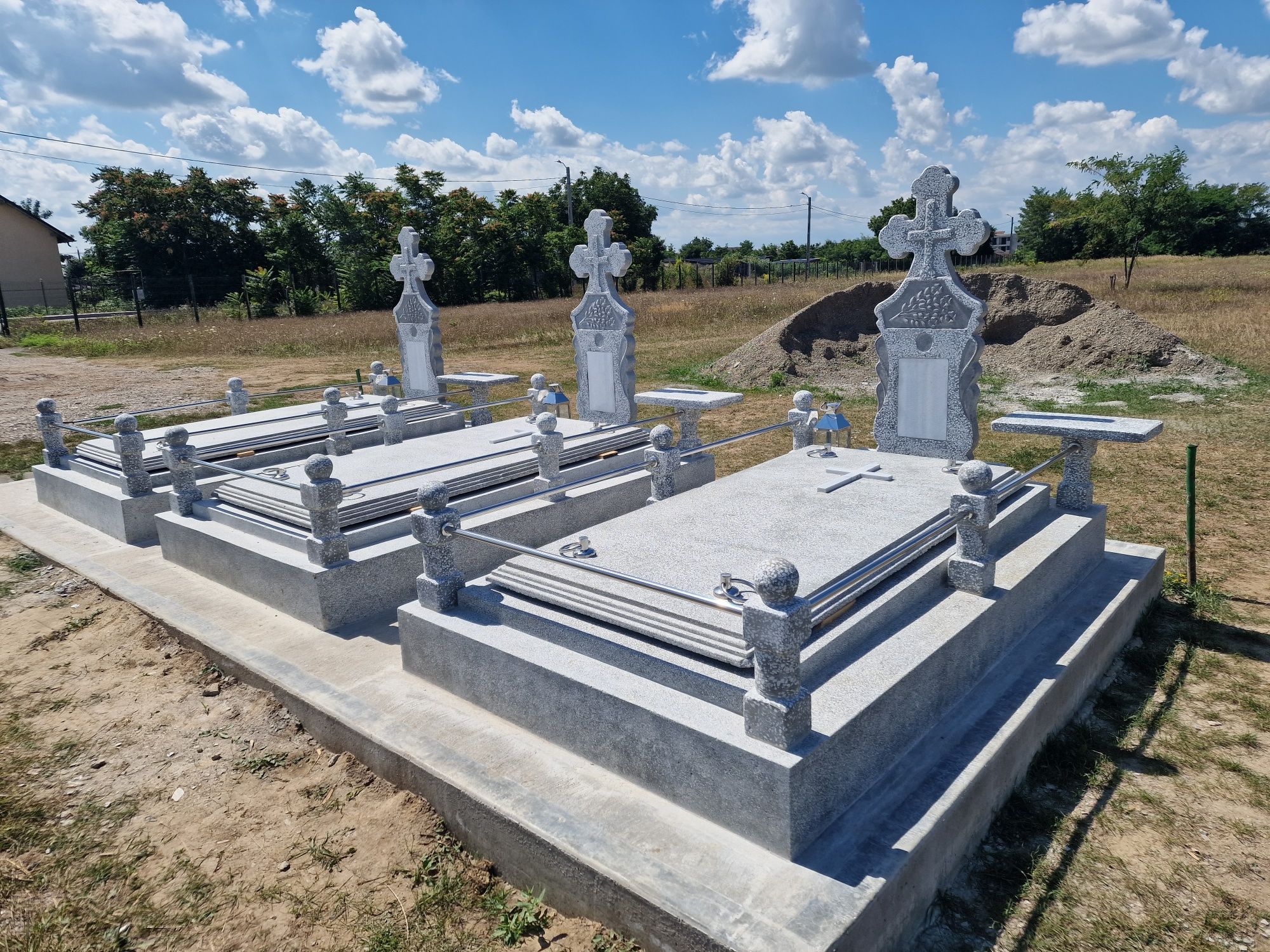 Locuri de veci sau cavouri construite în cimitirul Balcescu din Roman