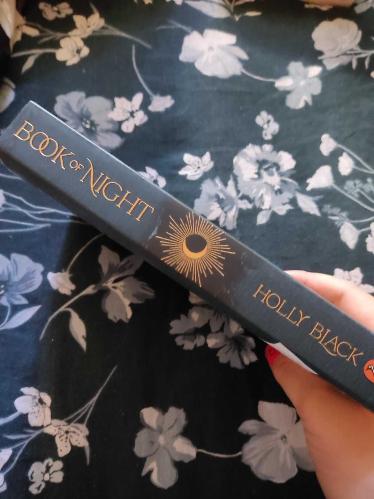 Книга 
Book of Night, Holly Black, на английски