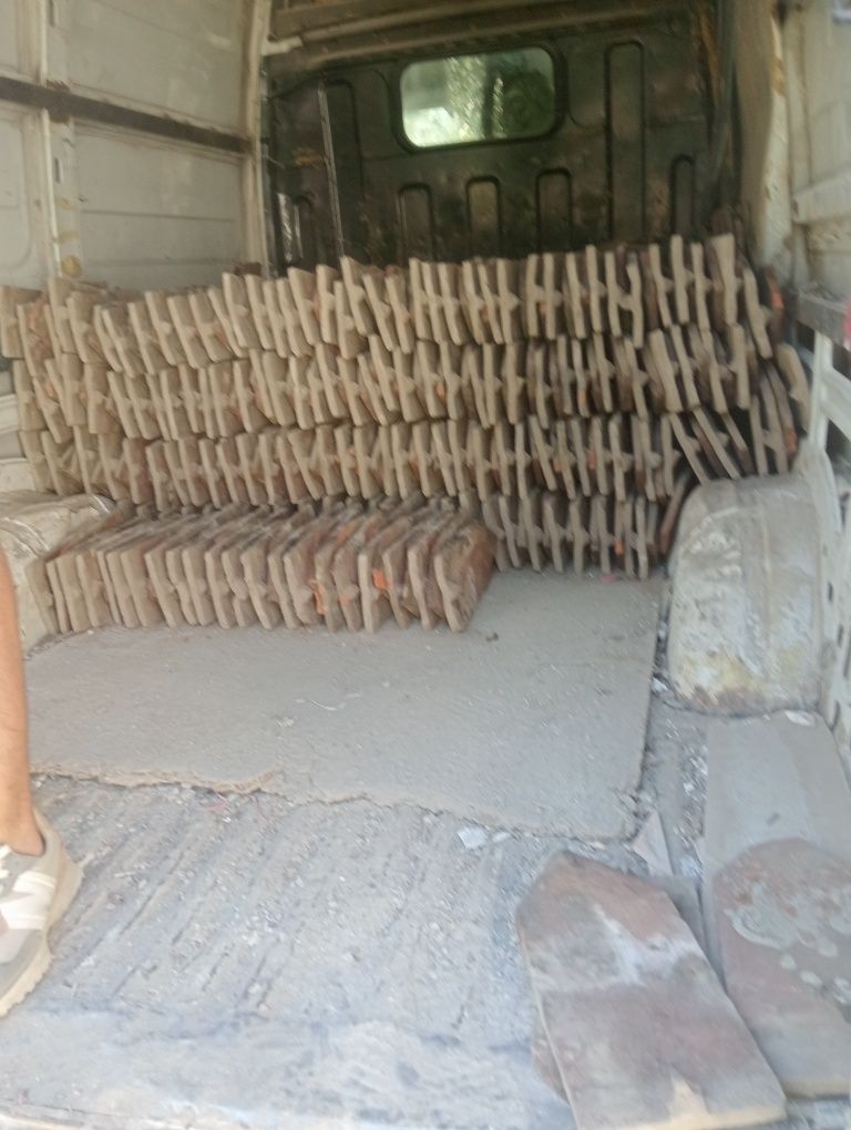 Vând țiglă veche solzii până în 10 mi bucăți