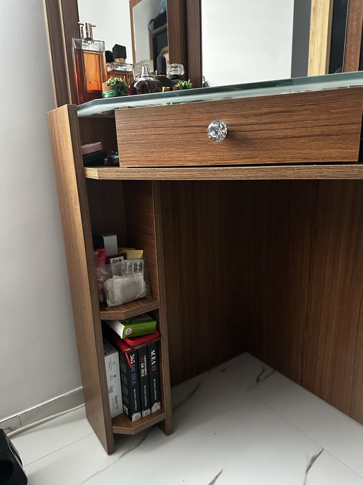 Comoda make up utilizata