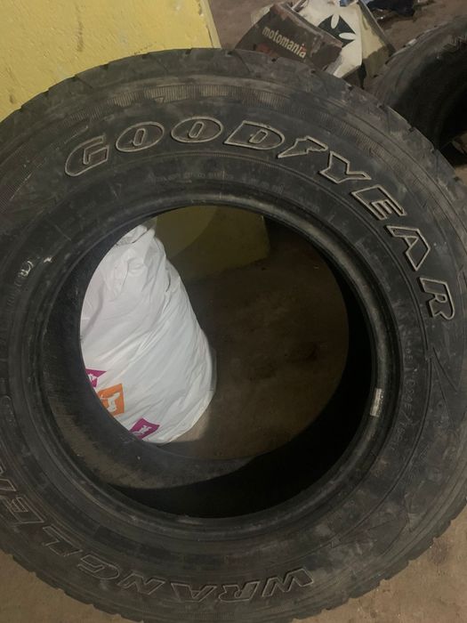 Vând cauciucuri Goodyear Wrangler