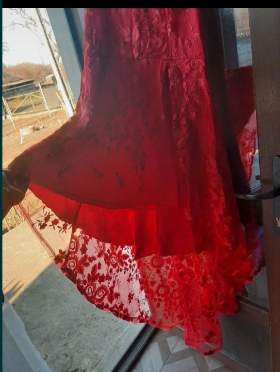 Rochie elegantă din dantelă cu trenă