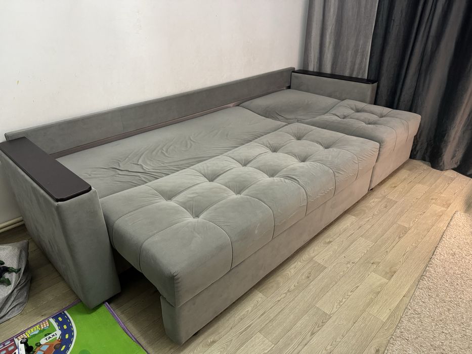 Продам диван б/у года еще нет