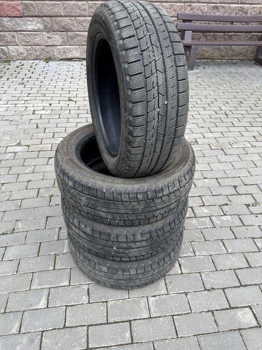 Продам комплект зимней резины 215/55R17