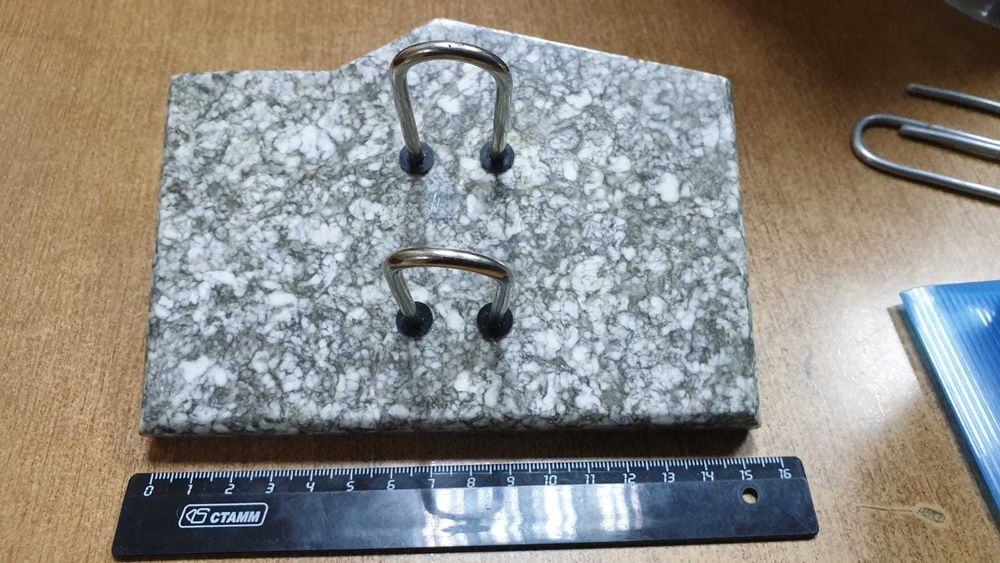 Мраморная подставка под календарь