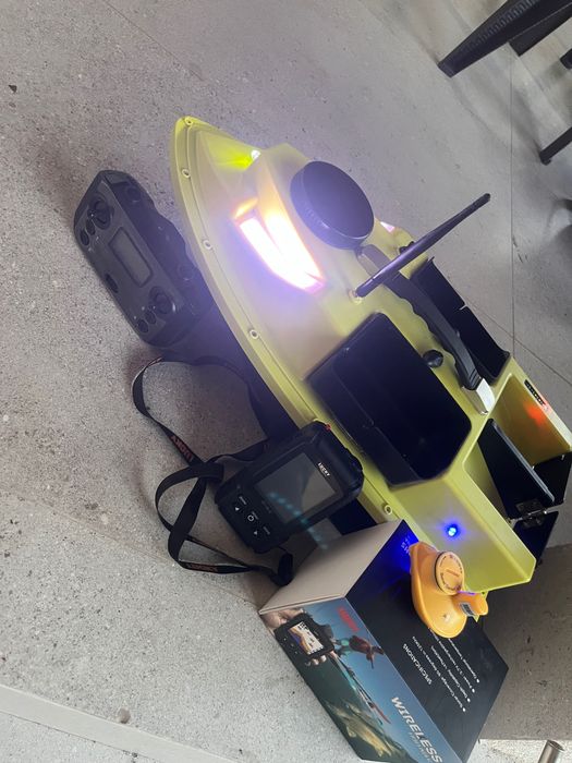 Лодка за захранка и сонар