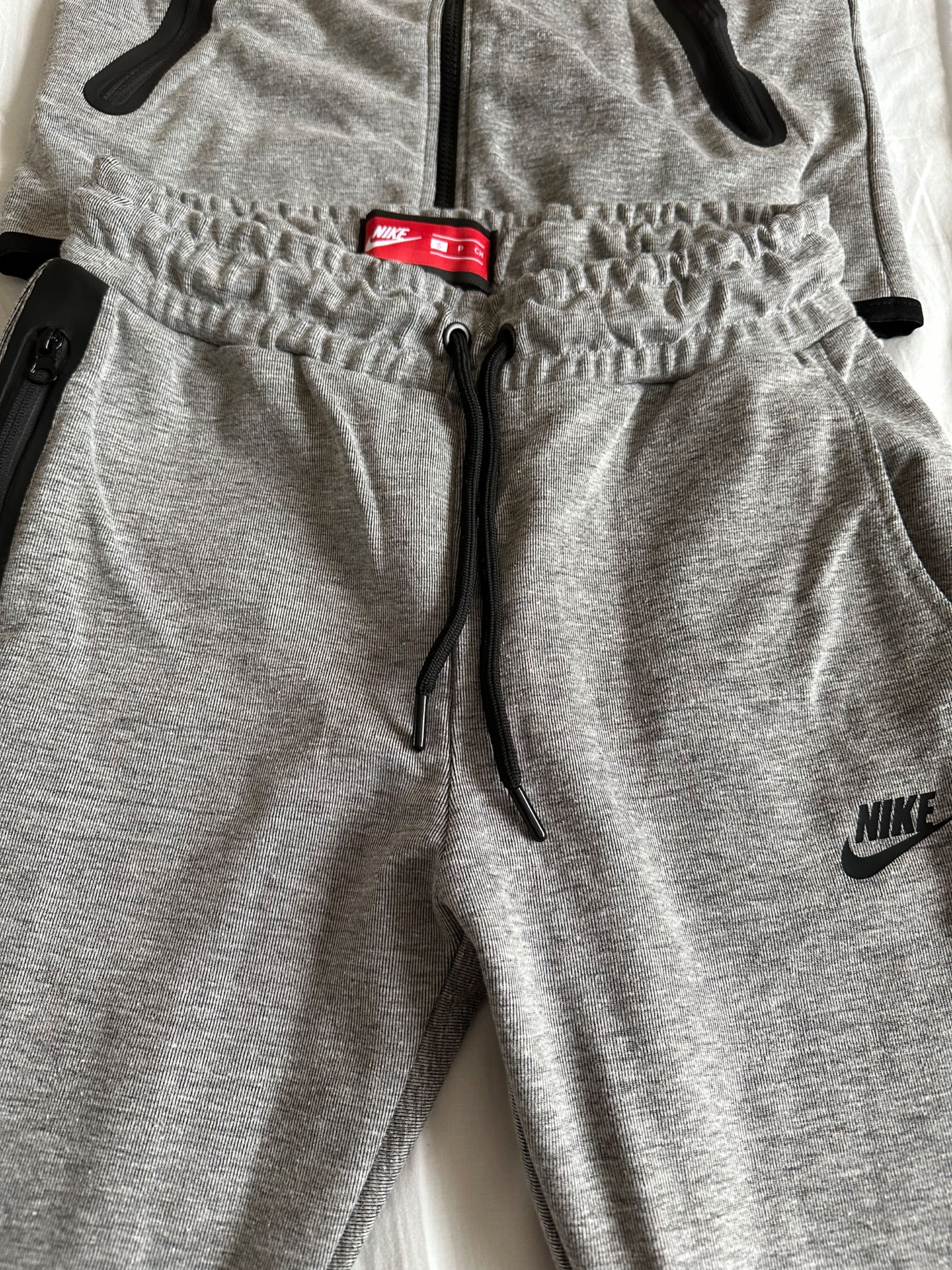 Анцунг Nike в сив цвят