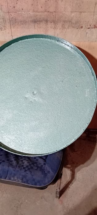 Кръгъл метален капак за водомерна шахта, бунар кладенец.