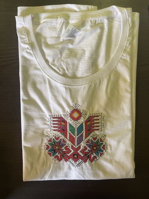 Мъжка тениска с бродерия българска шевица