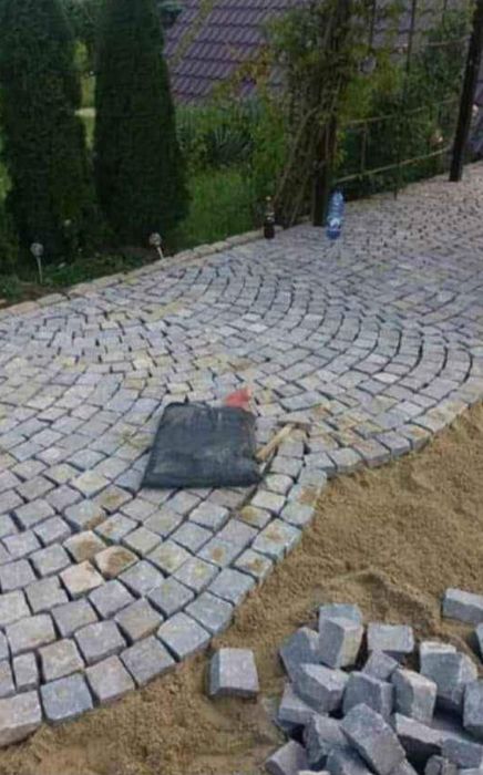 Vând piatră cubică de pavaj istoric și montez