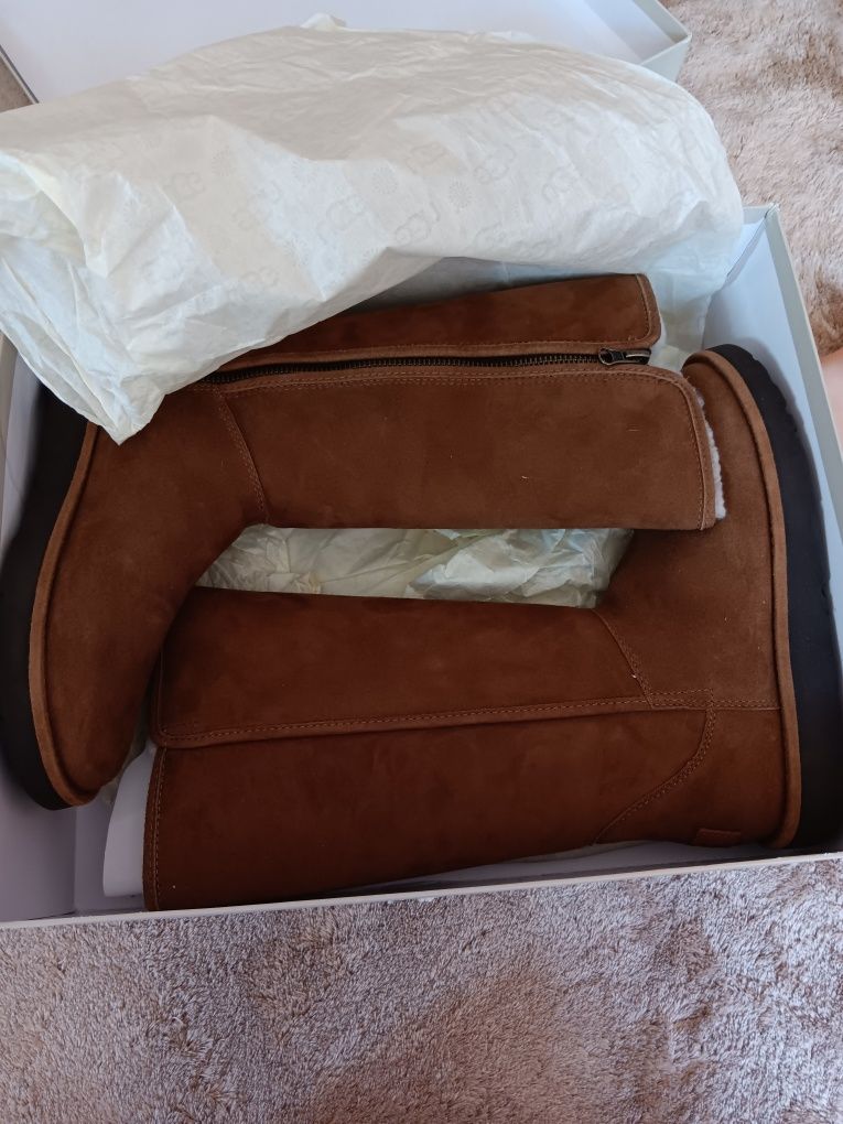 Vând UGG originale