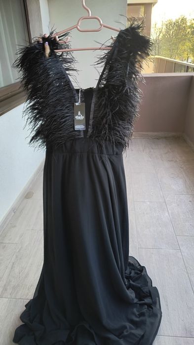 O rochie extrem de eleganta cu pene de struț