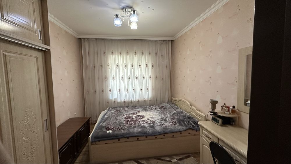 Продается 5 - комнатная квартира , первый этаж , два входа , свой двор
