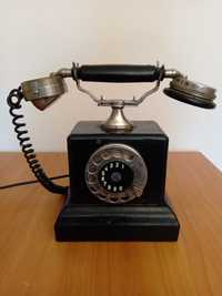 Стар ретро телефон
