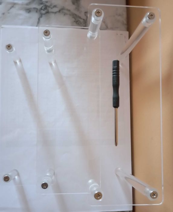 Поставка за парфюми. Пластмаса.