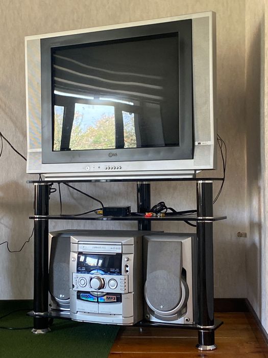 Телевизор LG + подставка + Музыкальные центр срочно продается