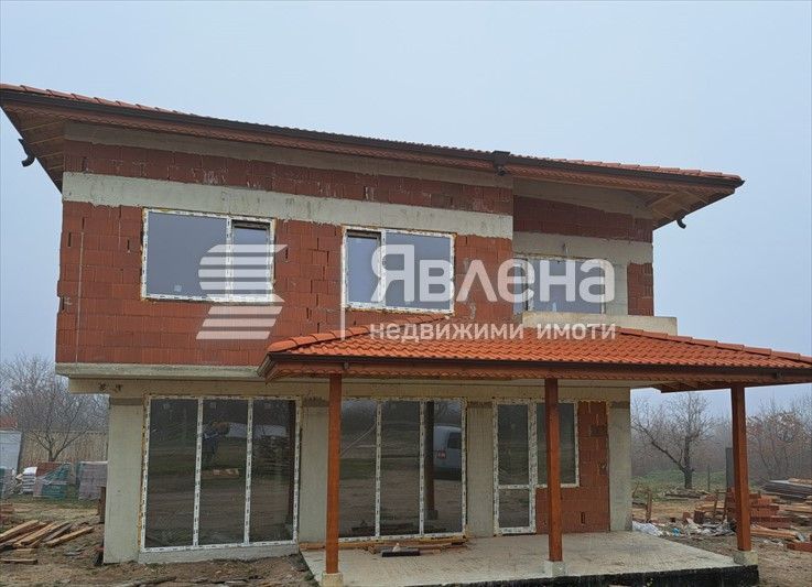 Двуетажна просторна Къща в село Приселци
