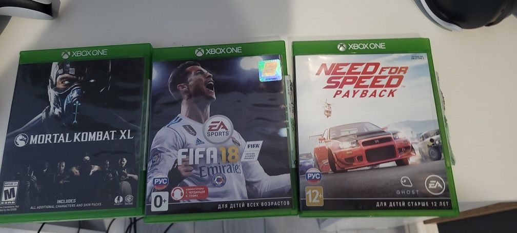 Продам x-box one с играми и джойстиками