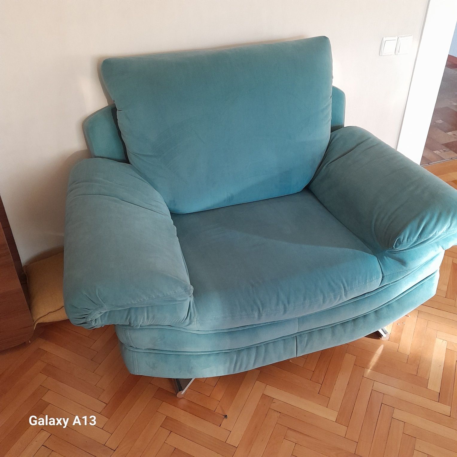 Продам диван и 2 кресла.