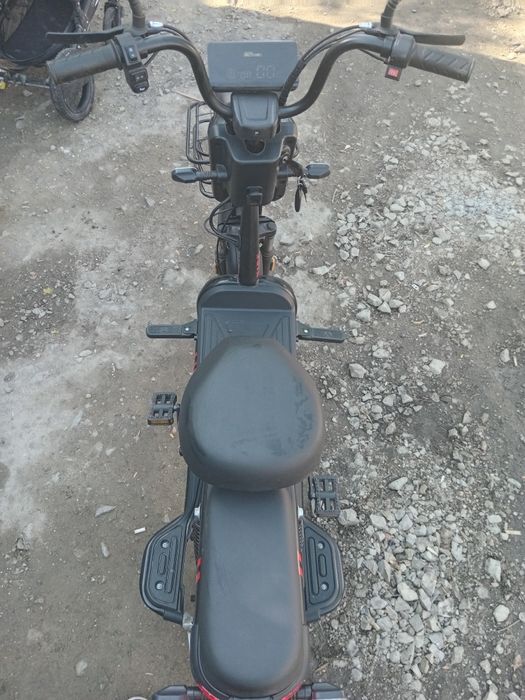 Vand moped este nou .am acte an regula