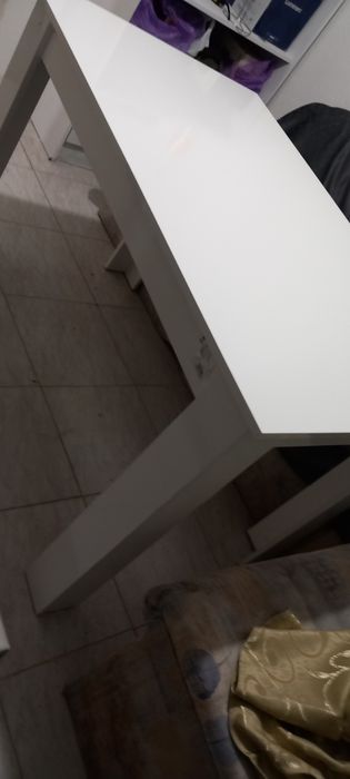 Чисто нова трапезна маса