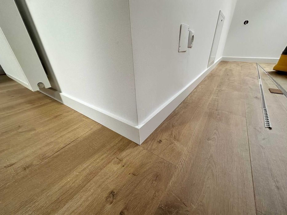 Echipa specializata montam parchet, mobila si usi.