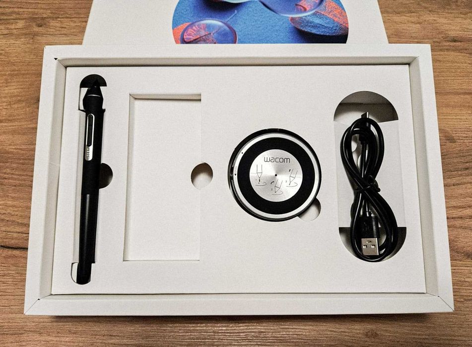 Tabletă grafică Wacom Intuos Pro PTH-460 - stare impecabilă