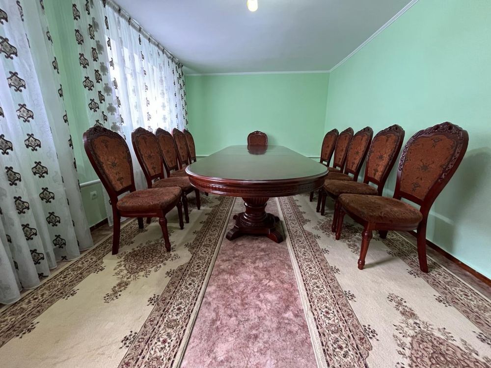 Срочно продам большой стол со стульями