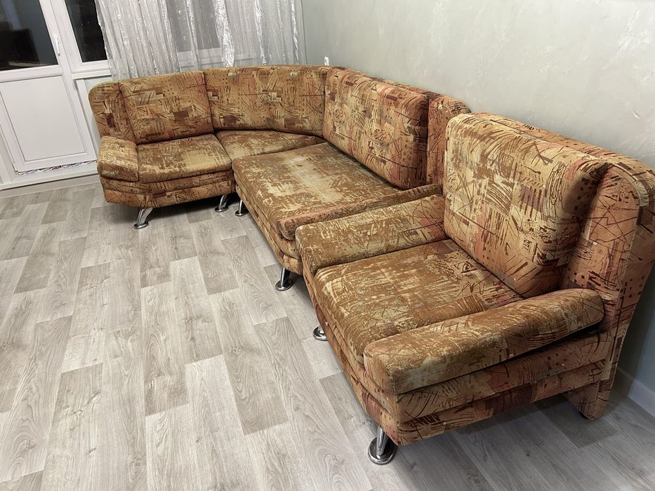 Угловой диван . Кресло