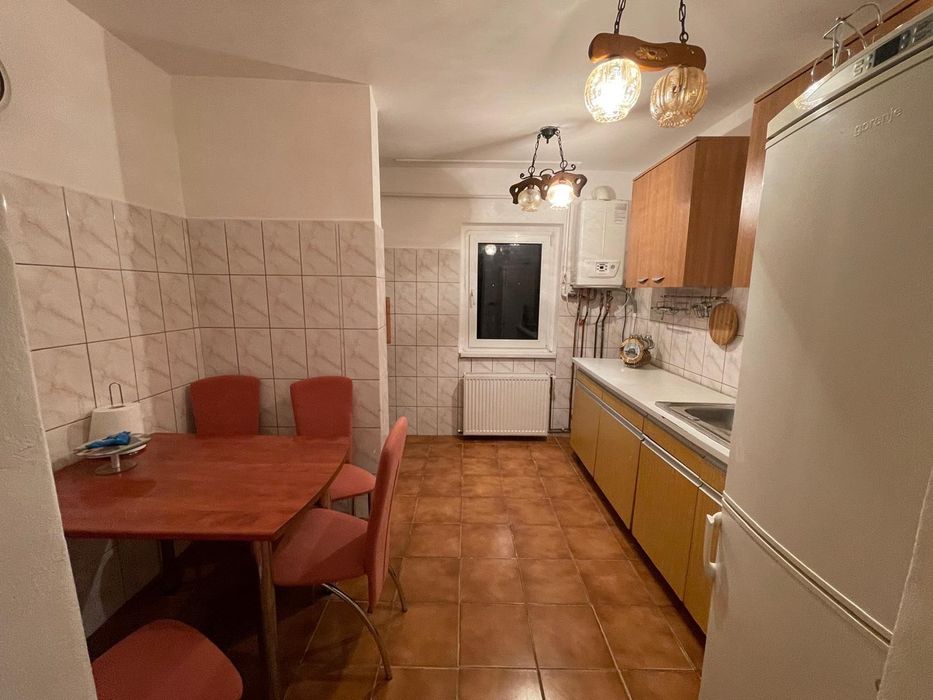 Vând apartament cu 2 camere, semidecomandat, lângă școala nr 7