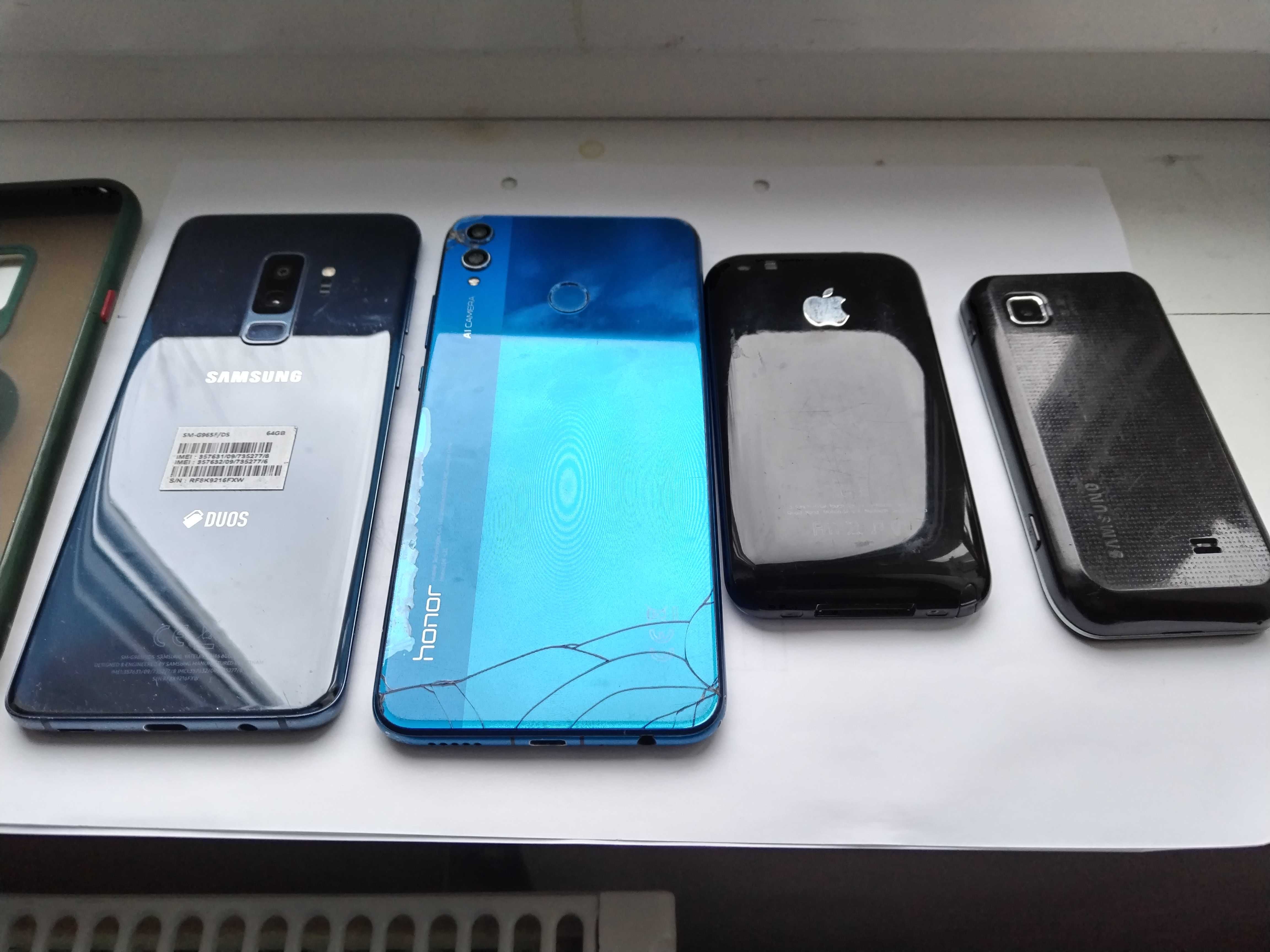 Cinci Telefoane stricate pentru componente