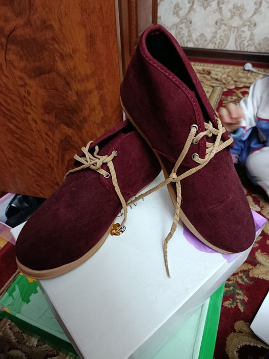 Ayollar uchun oyoq kiyim sumkasi bilan