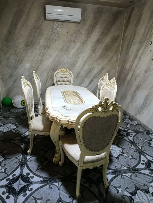 Семейна маса с 6 стола.