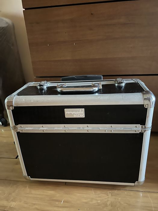 Кейс чемодан с ручкой на колесах