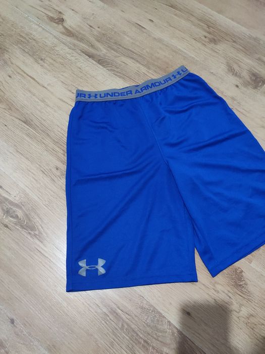Pantaloni scurți Under Armour mărimea 14 ani sau S