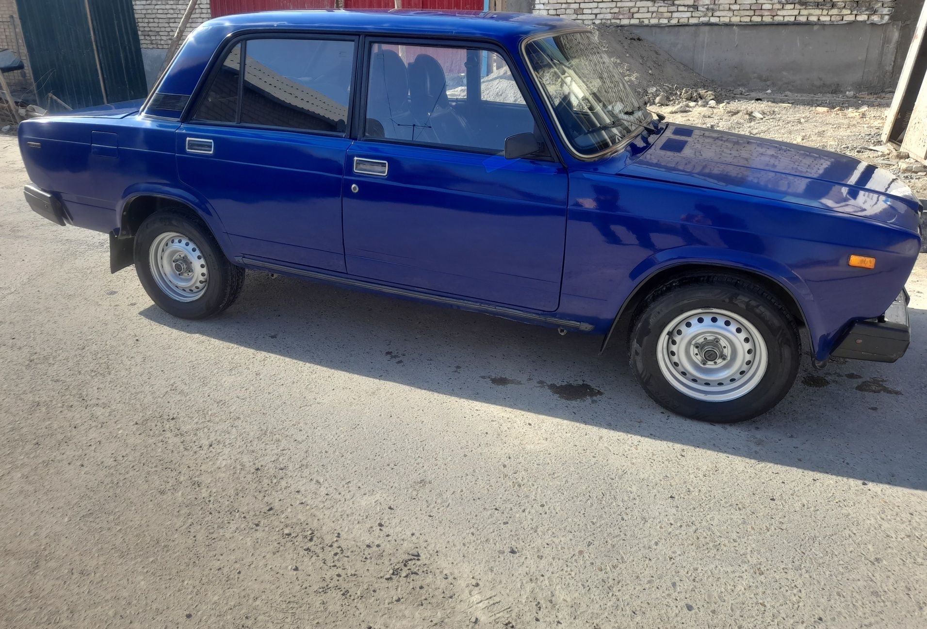 VAZ 2107 sotiladi