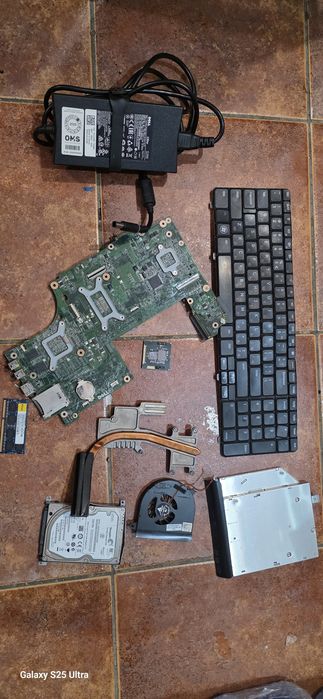 Продавам части за лаптоп DELL Inspirion