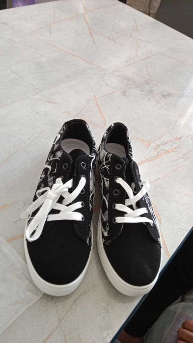 Sportni oyoq kiyim, xitoyniki yangi kiyilmagan, agar kiyilgan boʻlsa