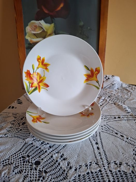 Десертни чинии с флорални мотиви