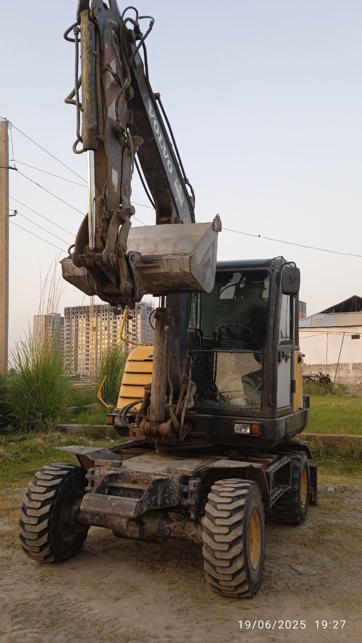 Volvo 60 ekskavator srochni sotiladi.