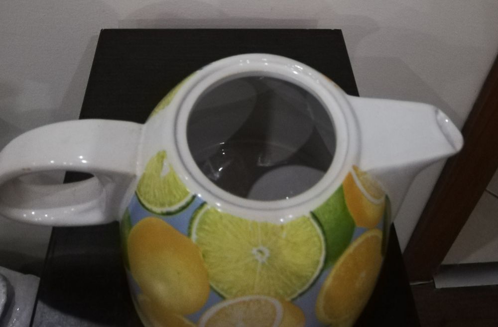 Много красива и сладурска каничка с лимони.