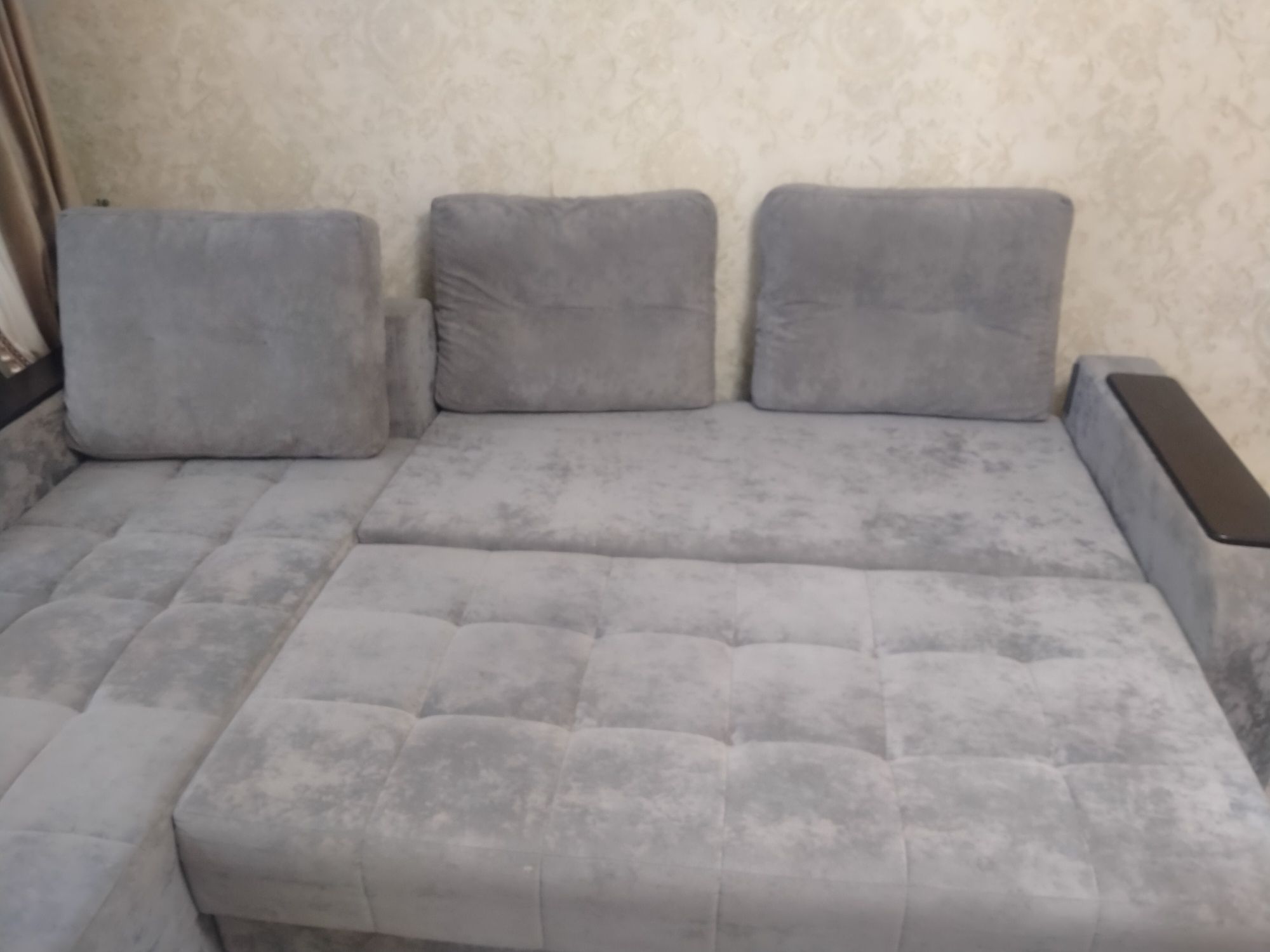 Продается диван угловой, раскладывается